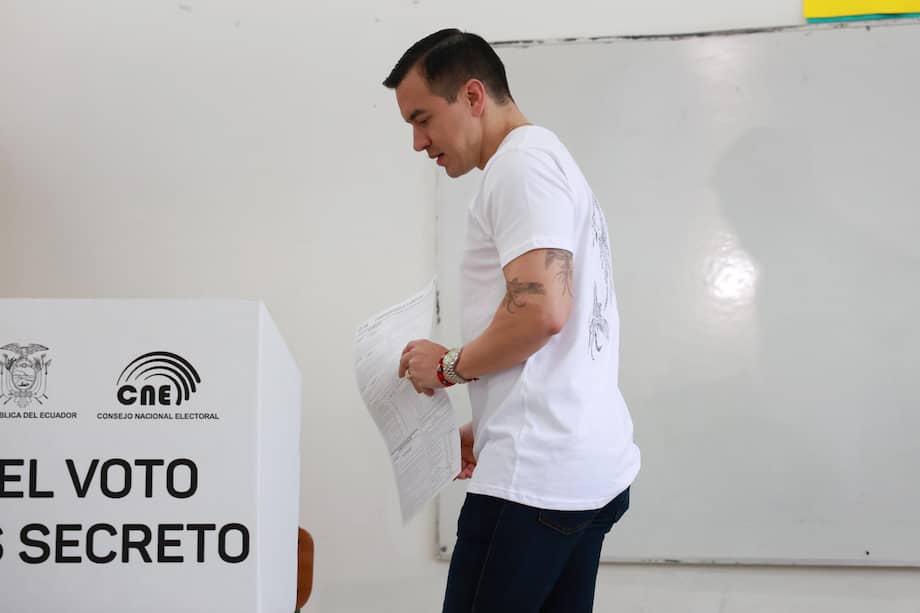 El presidente de Ecuador, Daniel Noboa, vota para el referéndum este domingo, en Quito (Ecuador).