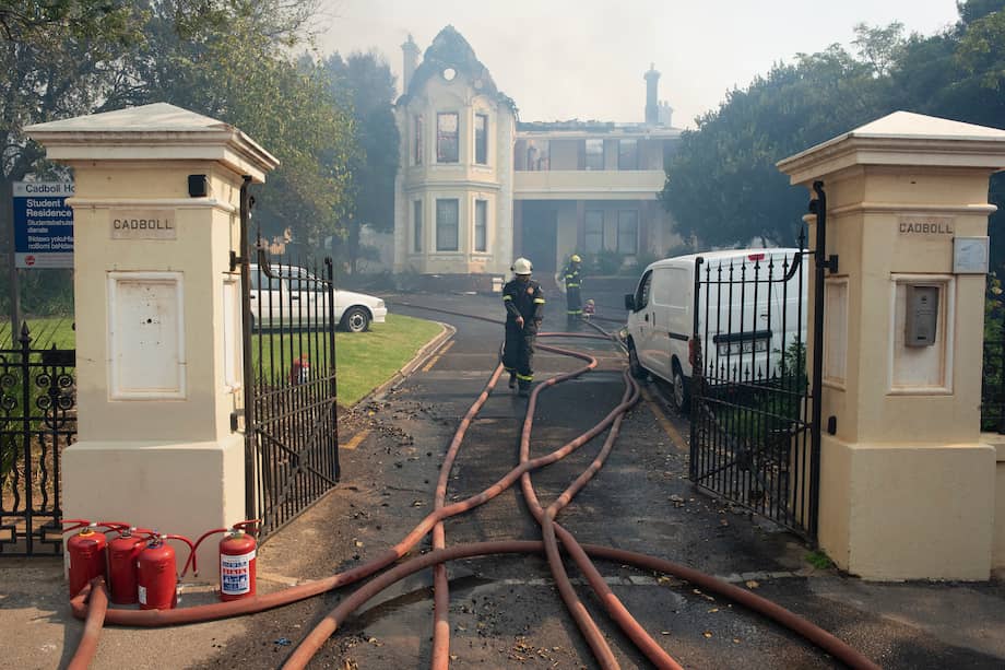 El incendio destrozó parte de una biblioteca universitaria que alberga una colección única de archivos, indicó su director este lunes, mientras las llamas avanzaban hacia el centro de la ciudad.