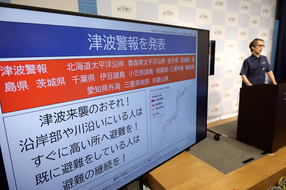 Un funcionario de la Agencia Meteorológica de Japón ofrece una rueda de prensa tras el sismo de magnitud 8,7 que golpeó frente a la península rusa de Kamchatka, en Tokio, Japón, el 30 de julio de 2025.