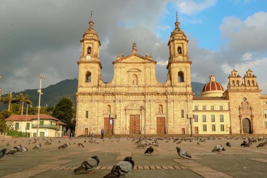 Parroquia Catedral Primada de Bogotá: ubicada en el barrio La Candelaria, en el corazón de la capital, en la emblemática Plaza de Bolívar. Fue construida entre 1807 y 1823.