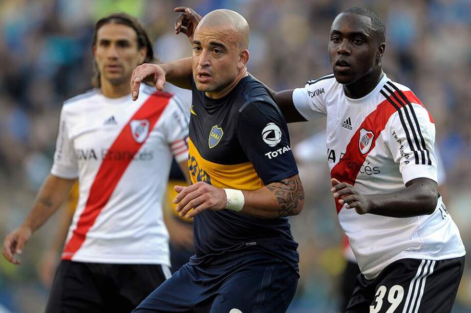 El central colombiano de River Plate marca al uruguayo Santiago Silva de Boca Juniors. / AFP