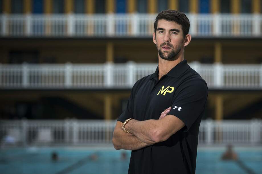 Michael Phelps presentó su línea de vestidos de baño. / AFP