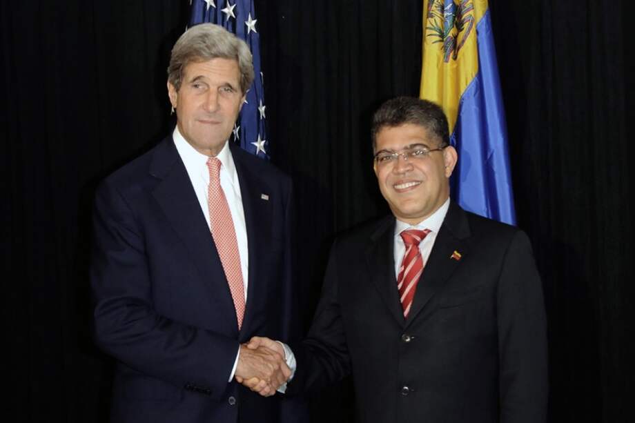 El secretario de Estado de EE.UU, John Kerry, junto al canciller venezolano, Elias Jaua./ AFP