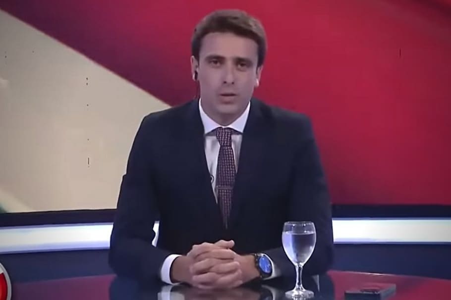 Una denuncia pública por parte de un periodista en plena transmisión del noticiero dio la vuelta al mundo. Usuarios en las redes sociales destacaron su enorme valentía.
