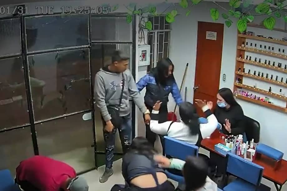 Empleados del lugar aseguraron que después del desmayo de la señora, los ladrones se mostraron más nerviosos.