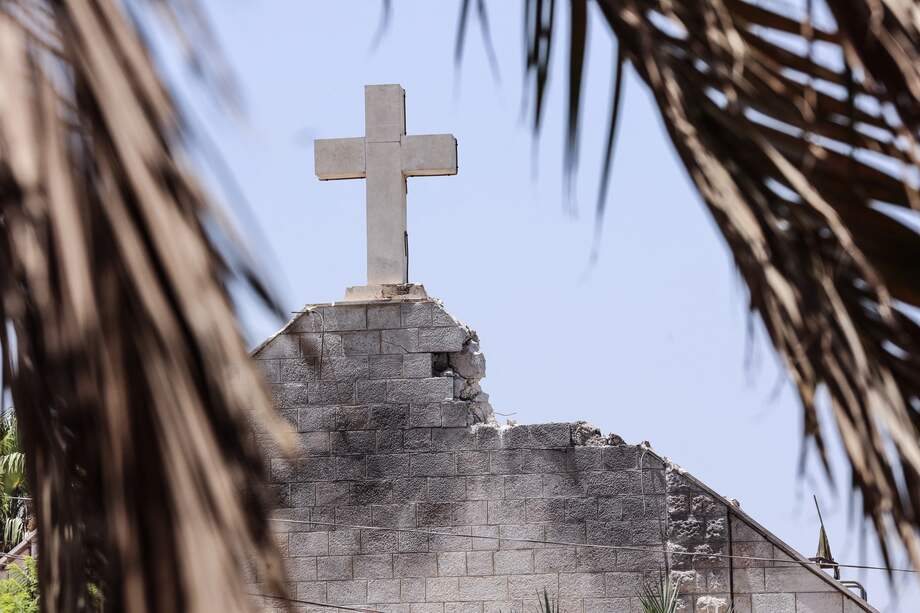 Una vista de los daños sufridos por la iglesia de la Sagrada Familia en la ciudad de Gaza tras un ataque israelí contra la iglesia, en el barrio de Zeitoun de Gaza.