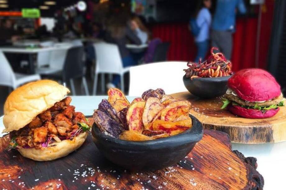 Sin embargo, en la mañana de este viernes, la Alcaldía anunció toque de queda y ley seca a lo largo de toda la ciudad.