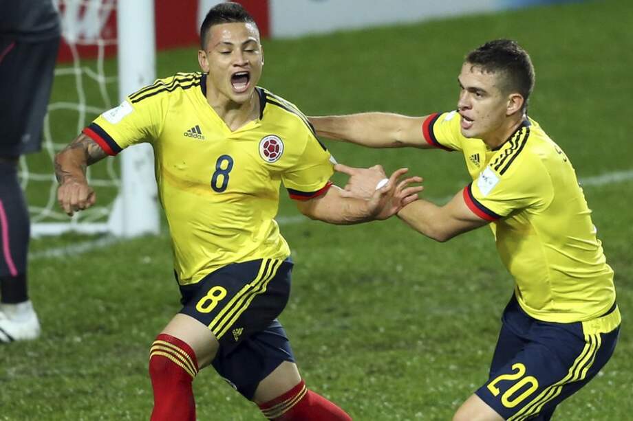 Alexis Zapata y Rafael Santos Borré celebran el gol del empate de Colombia contra Senegal. Foto: AFP