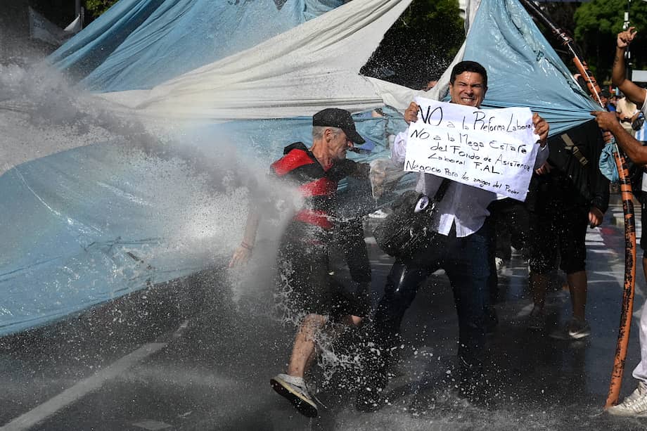 Un cañón de agua de la Policía dispersa a los manifestantes durante una protesta frente al Congreso argentino, donde se debate la reforma laboral del presidente Javier Milei.
