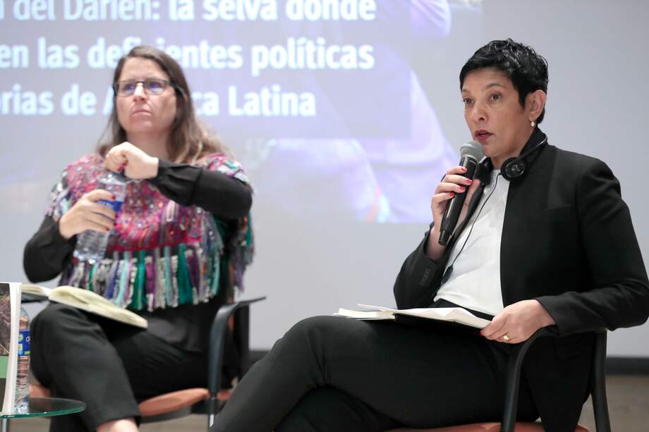 AME8215. BOGOTÁ (COLOMBIA), 11/09/2024.- La directora ejecutiva de Human Rights Watch, Tirana Hassan (d), habla este miércoles durante la presentación del informe 'El Tapón del Darién: la selva donde confluyen las deficientes políticas migratorias de América Latina' en Bogotá (Colombia). Human Rights Watch denunció que los gobiernos de América no ofrecen vías suficientes y adecuadas para garantizar el acceso a refugio y otras formas de protección internacional, que es una de las causas de que más de 700.000 personas hayan arriesgado su vida en el último año y medio atravesando la peligrosa selva del Darién en su travesía hacia EEUU. EFE/ Carlos Ortega