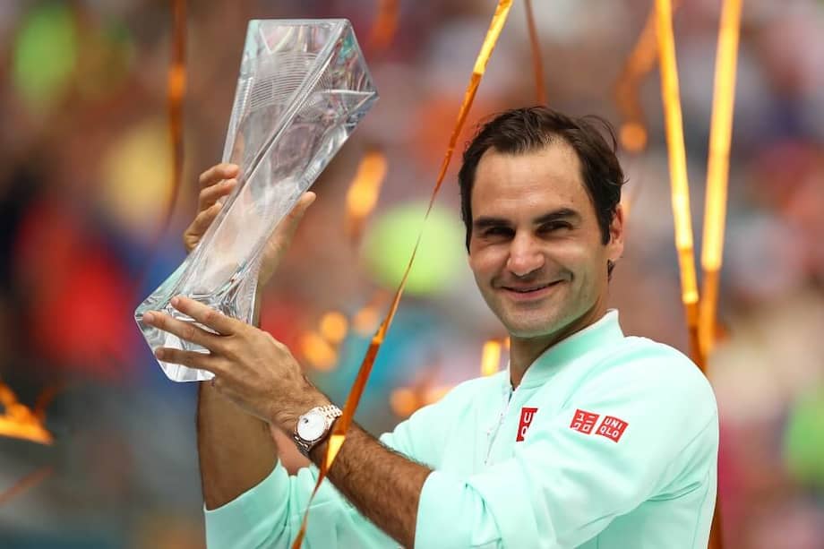 El suizo Roger Federer levantando el trofeo del Miami Open 2019. / AFP