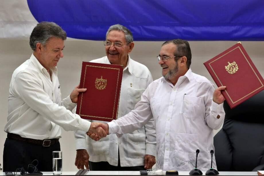 Pese a la oposición de muchos sectores, el presidente Santos firmó la paz con las Farc. / EFE