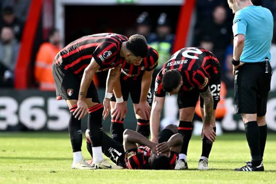 Los compañeros de Luis Sinisterra se acercan a él mientras se lamenta en el suelo.