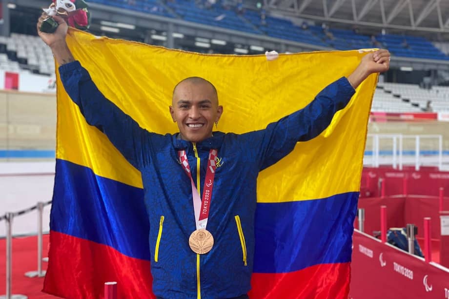 Diego Dueñas con la medalla de bronce que ganó en los Paralímpicos de Tokio 2020. // CPC