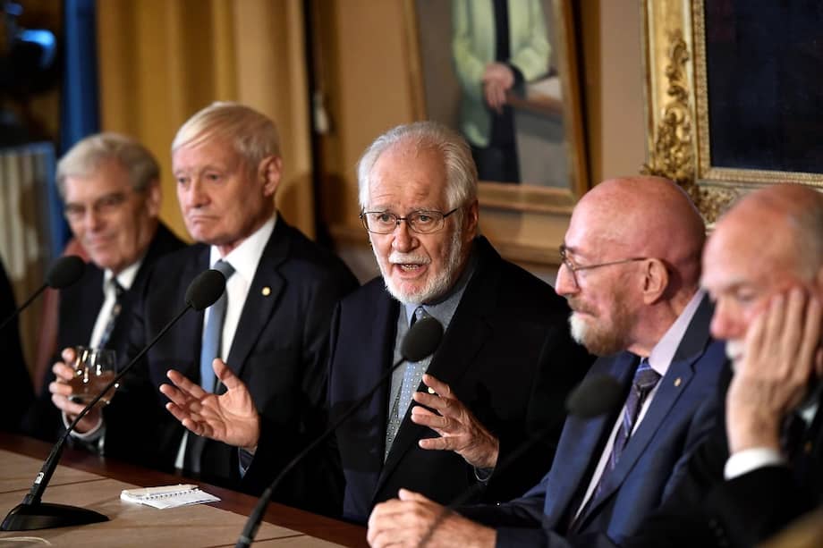 Los ganadores del Nobel de Química 2017, el británico Richard Henderson, el germano-estadounidense Joachim Frank, y el suizo Jacques Dubochet. / EFE