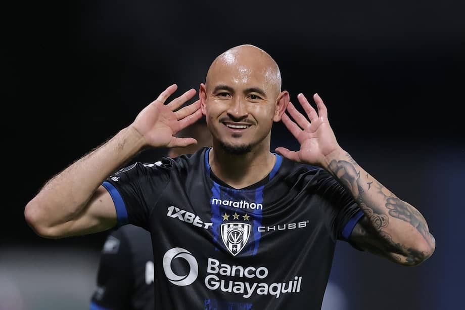 Carlos González celebra un gol en un partido de la fase de grupos de la Copa Libertadores entre Independiente del Valle y Universidad Central FC en el estadio Banco Guayaquil de Quito, Ecuador.