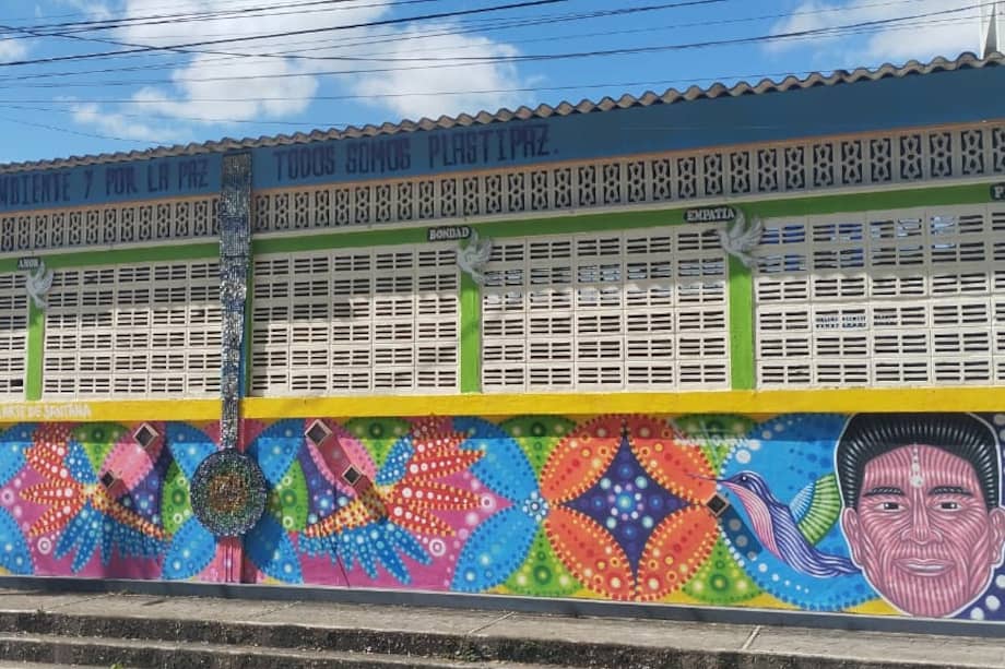 Más de 20 personas de todas las edades participaron en la co-creación de un Mural Sonoro Comunitario.