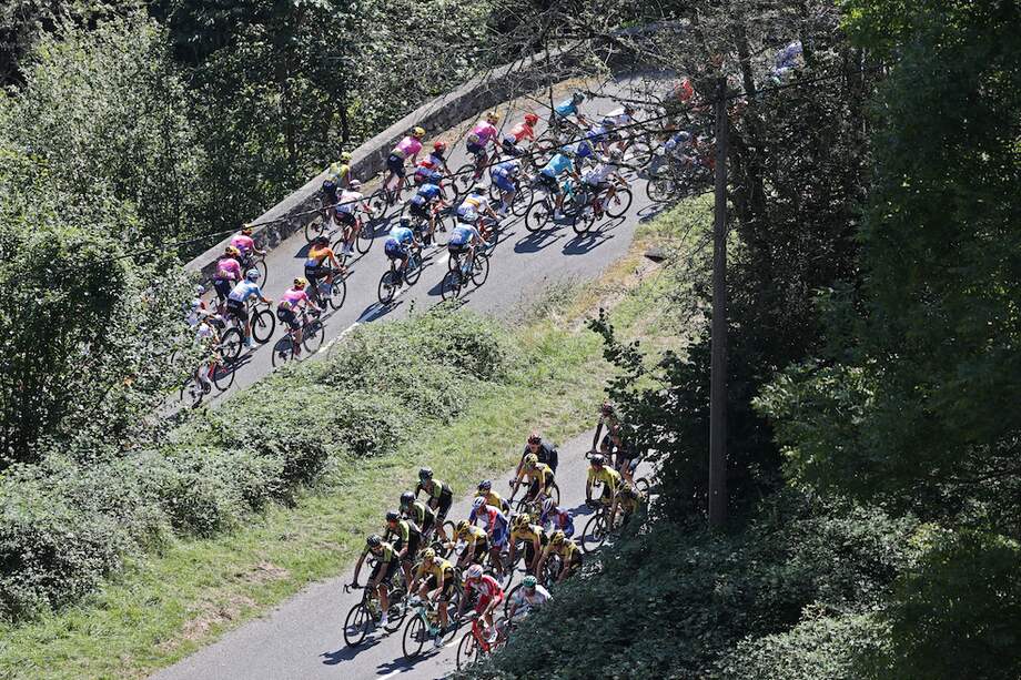 El colombiano Egan Bernal mantiene la camiseta blanca del líder de la categoría de los jovenes.