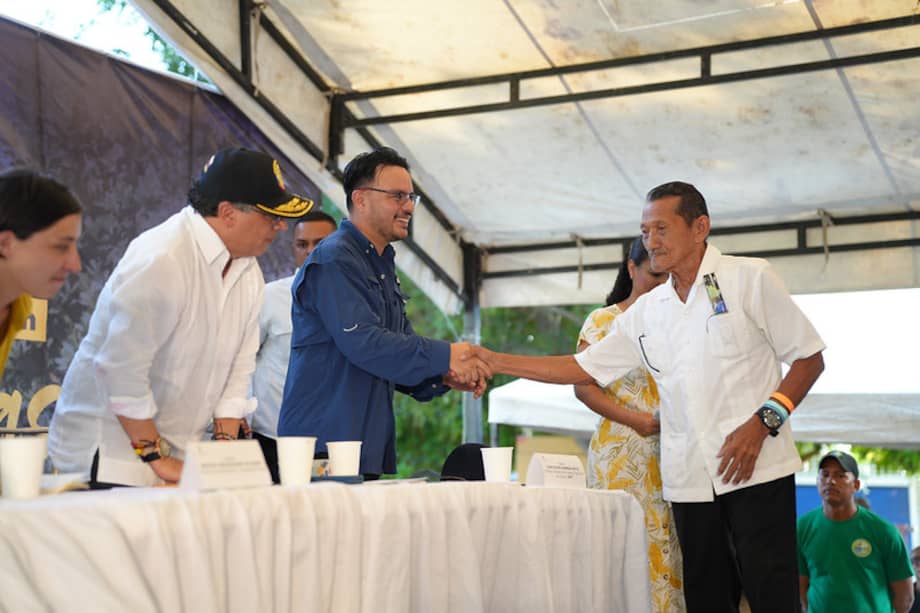 El presidente Petro, acompañado de la ministra Martha Carvajalino (Agricultura) y de Felipe Harman (director de la ANT).