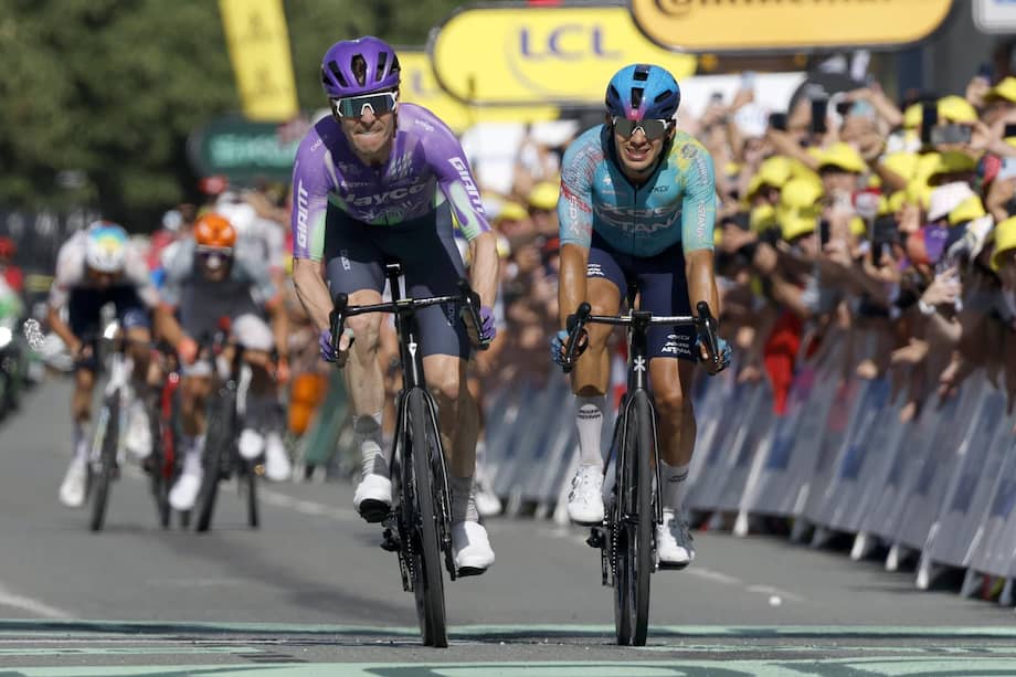El ciclista suizo Mauro Schmid, del equipo Jayco AlUla, se emplea a fondo en el esprint final de la etapa 13 del Tour de Francia 2026 para superar al colombiano Harold Tejada del XDS Astana Team, este viernes 17 de julio, entre Dole y Belfort, en Francia.