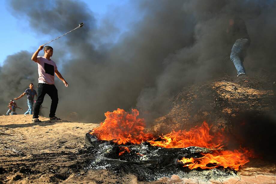 Protestantes palestinos quemaron llantas en el borde de Gaza durante las manifestaciones. / AFP
