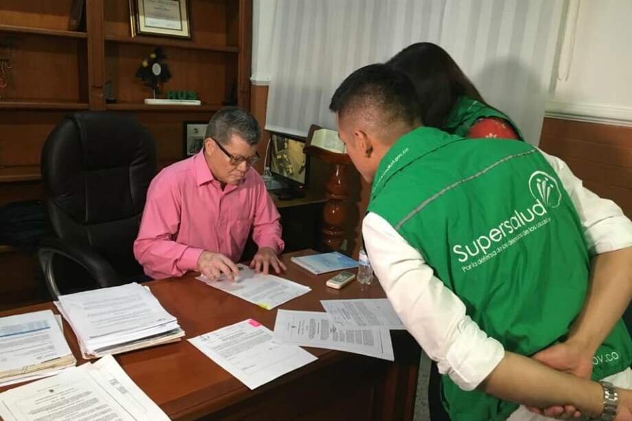 Funcionarios de Supersalud mientras hacían la intervención en el Hospital de Sincelejo. / Cortesía