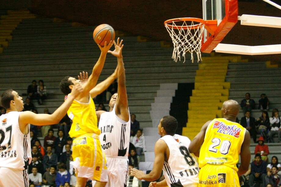 Búcaros y Piratas, dos de los clubes históricos del baloncesto colombiano.