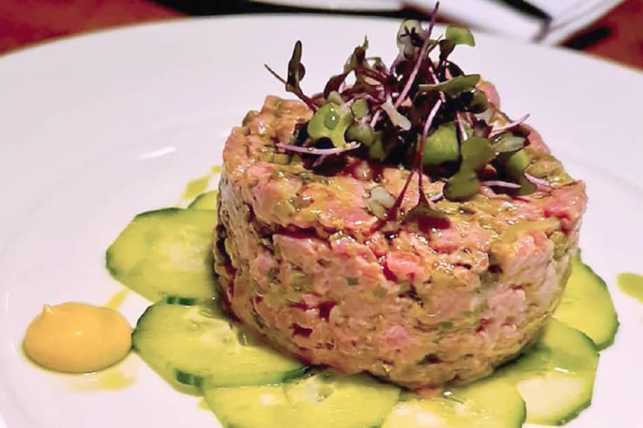 Corte el lomo en cuadritos tan pequeños como sea posible, casi picado (para esto, la carne debe estar fría, un poco menos que congelada). / Cortesía Harry Sasson