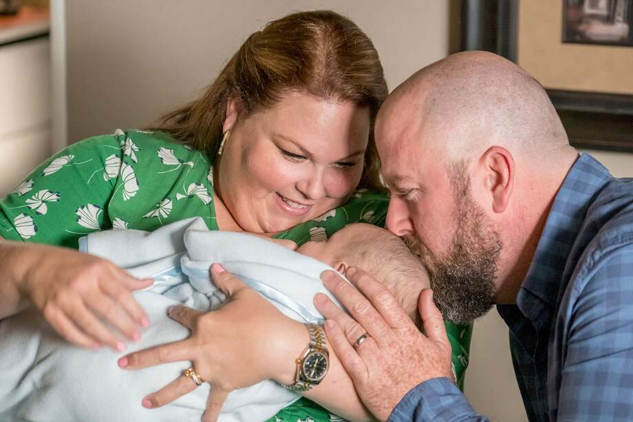 Chris Sullivan (derecha) junto a su colega y compañera de set Chrissy Metz (Kate) en una escena de “This is us”. / cortesía
