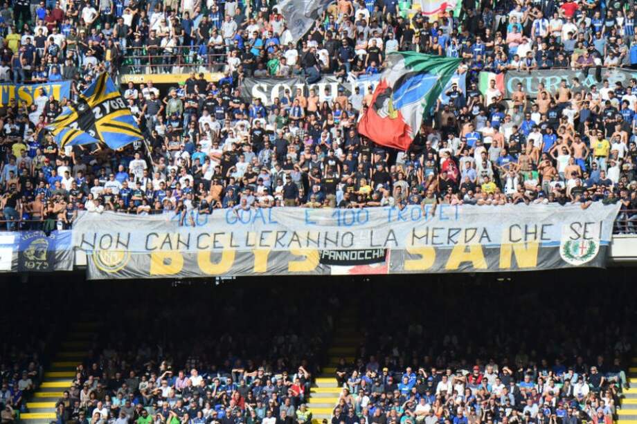 bandera de los hinchas del Inter contra Icardi. Foto: AFP