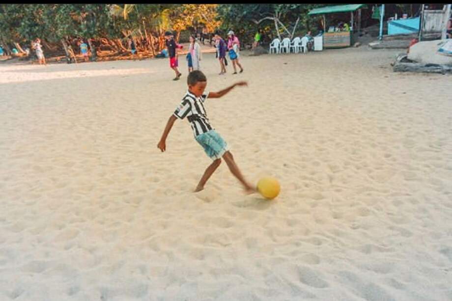 Soy amarillo como el sol, y como el sol, ilumino la risa de Toñito. Él me tiene desde que la memoria le alcanza, duerme conmigo, come conmigo, se baña conmigo y, claro, juega conmigo.