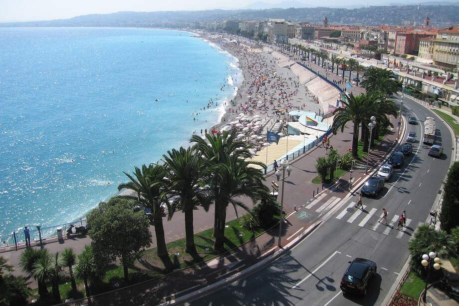 Niza, situada en la Riviera Francesa, es conocida por su impresionante costa, su clima mediterráneo y su vibrante vida cultural.