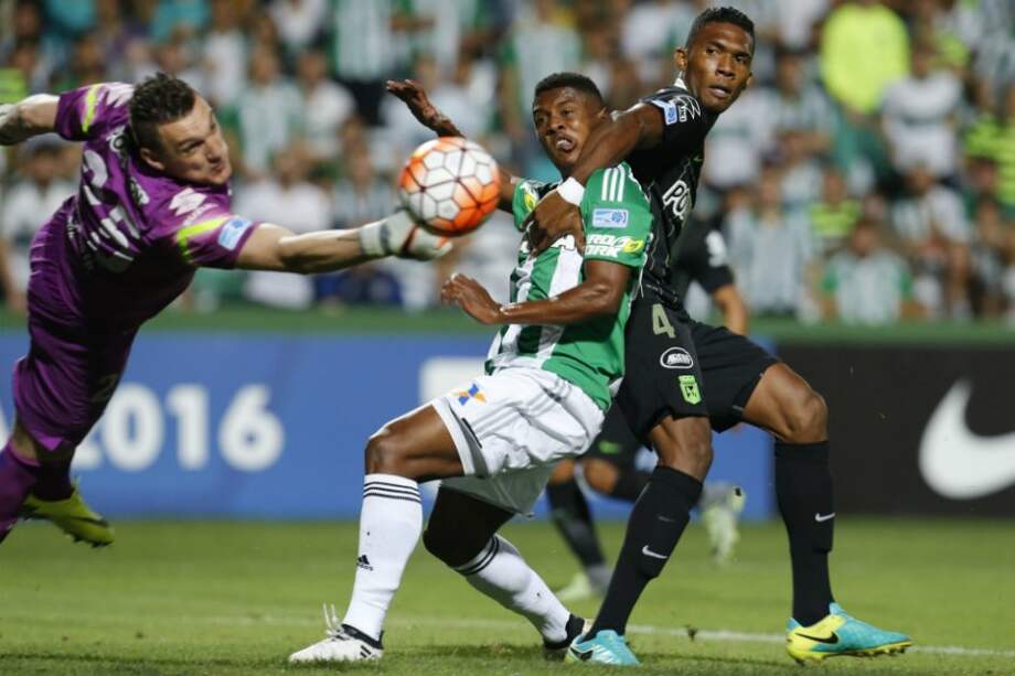 Iago Díaz (c), de Coritiba, disputa el balón con Roderick Miller (d) y Franco Armani (i), de Atlético Nacional, este miércoles en Brasil. / EFE