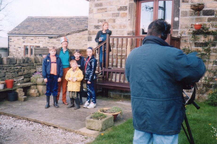 Rory Callum Sykes en las grabaciones de unas serie infantil en Inglaterra.