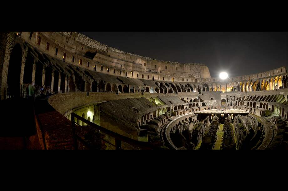 Desde el Coliseo, que fue restaurado en la época Severa, el visitante llega al Palatino con las "Termas de Heliogábalo", mientras que en el interior del Templo de Rómulo se exhiben por primera vez bustos de mármol descubiertos en las termas. / AFP