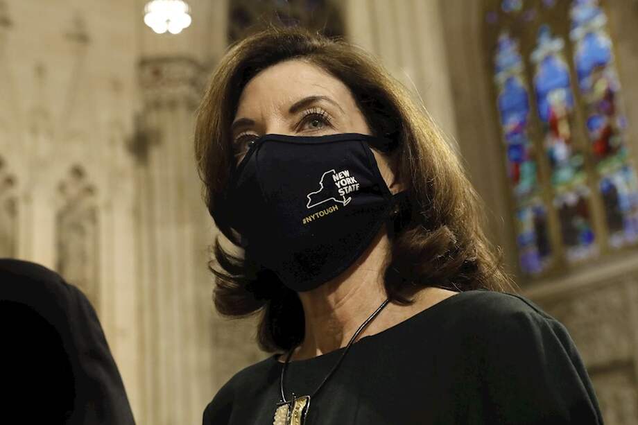 De 62 años, Hochul lleva en el cargo desde 2015, siempre al lado de Cuomo, y será, según las normas neoyorquinas, quien lo suceda una vez que él abandone oficialmente el puesto dentro de 14 días.