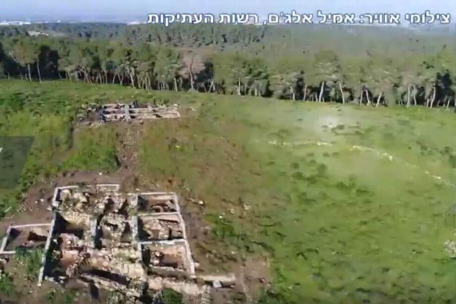 El video, que se publicó por primera vez el 26 de junio, muestra estructuras de piedra masivas y científicos que desentierran vasijas antiguas. Durante la excavación, que comenzó en 2015 en el sitio de Khirbet al-Ra'i, los expertos encontraron evidencia de un asentamiento filisteo que data del siglo XI-XII aC. / Tomado de Youtube/ Ruptly
