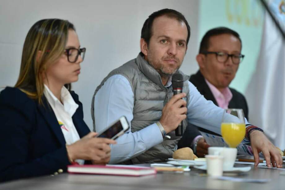 El ministro del Deporte, Ernesto Lucena, en compañía de Cecilia Baena, directora de los Juegos Nacionales y Paranacionales. / Óscar Pérez - El Espectador