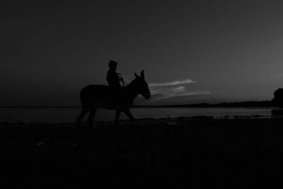 En la serie fotográfica "Cátedra sobre cómo estar solo", de Linda Esperanza Aragón, se retratan personas al borde de la nada o la nada al borde de las personas.