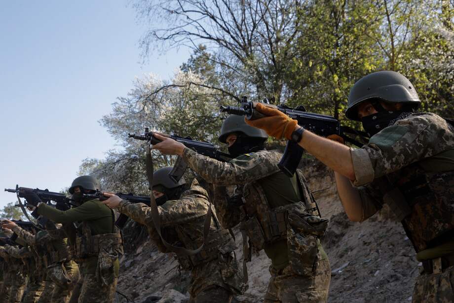 Imagen de archivo. Miembros del 'Batallón Siberiano' durante su entrenamiento militar en un campo de tiro cerca de Kiev.