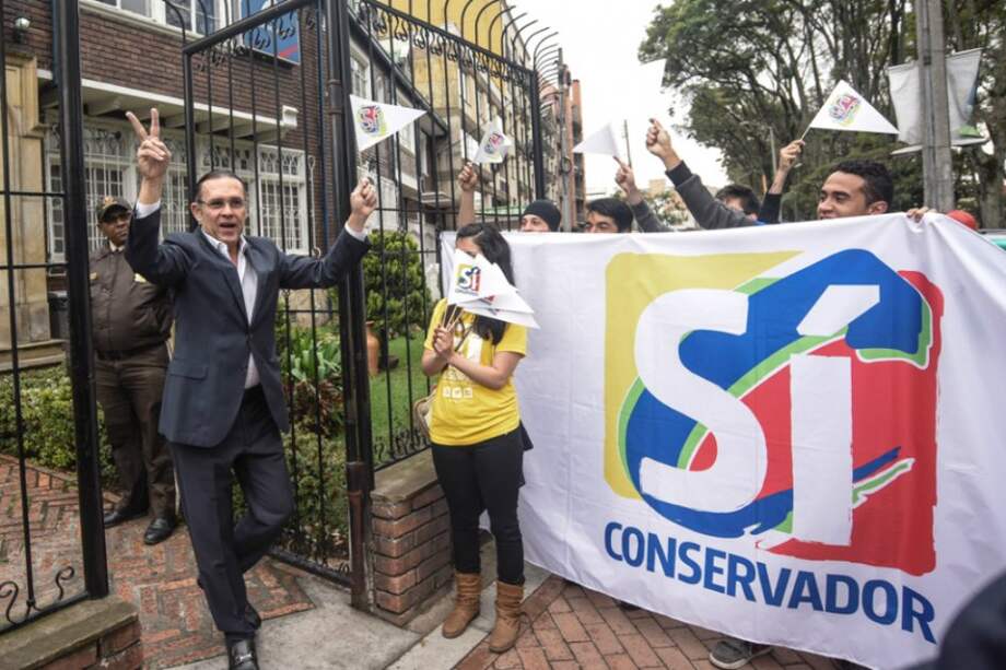 El senador Efraín Cepeda Sarabia a su salida de la sede del Partido Conservador.