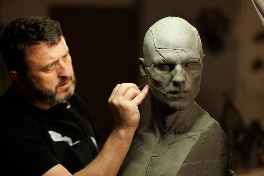 El jefe del departamento de efectos de maquillaje protésico, Mike Hill, creando la criatura de Frankenstein. / Cr. John P. Johnson/Netflix