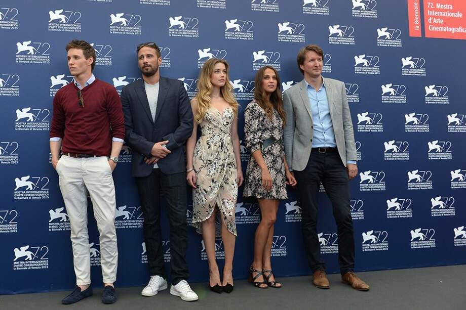 Los actores Eddie Redmayne, Matthias Schoenaerts, Amber Heard, Alicia Vikander posan junto al director Tom Hooper. / AFP