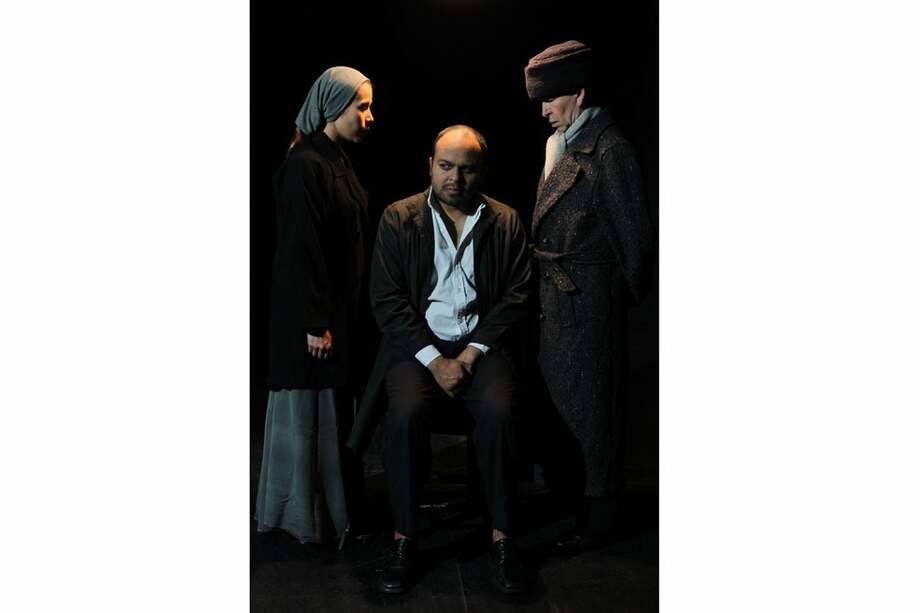 Andrea García (Sonia), Diego Barragán (Raskólnikov) y Héctor Bayona (el inspector) en ‘Crimen y castigo’. /Teatro Libre