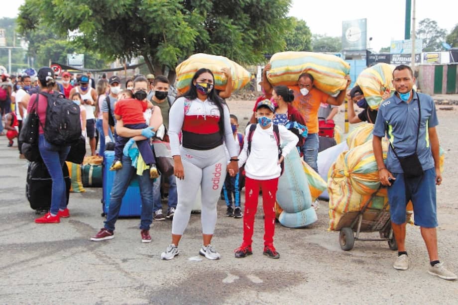 Según Fronteras y Cooperación Internacional, desde hace varios días se vienen presentando flujos de migrantes que sobrepasan las 1.000 personas al día. EFE/ Alex Pérez