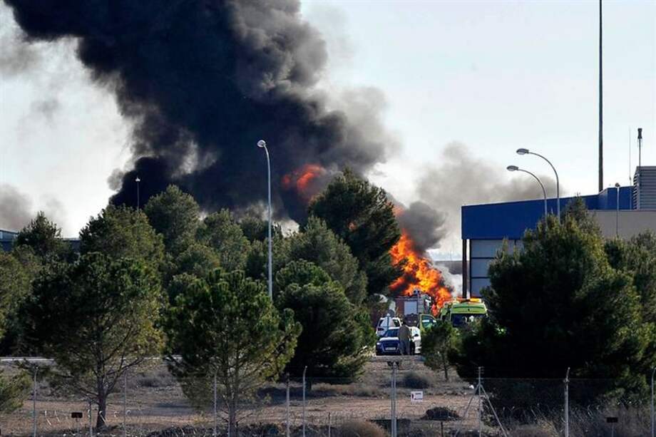 El avión perdió fuerza y se estrelló en la base aérea de Los Llanos, en la provincia de Albacete. / EFE
