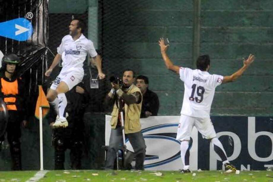 Técnico agredió a un hincha en el fútbol argentino