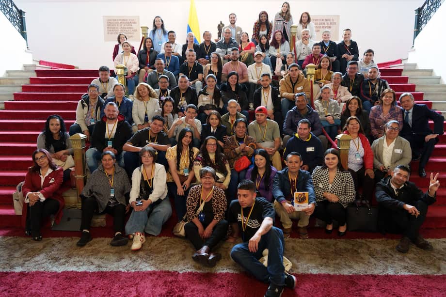 La canciller Laura Sarabia recibió en la Cancillería a 100 colombianos deportados de Estados Unidos.