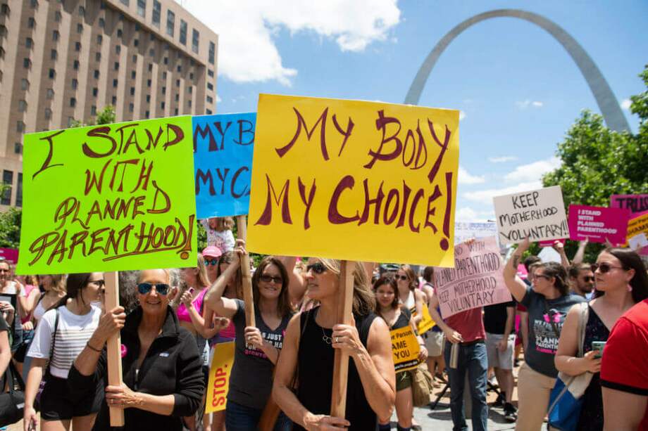 Manifestantes reclaman contra el cierre de la última clínica de Planned Parenthood en Missouri. Las autoridades quieren suspender su licencia de operación. / AFP