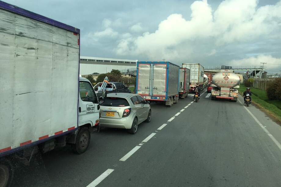 En algunas vías se está permitiendo el paso a un carril.